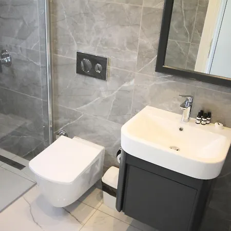 Modern And Comfortable Apartment *